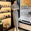 Traje falda casual de alta gama en color gris para primavera y otoño, juvenil y elegante, conjunto de dos piezas de sudadera con cuello polo y falda midi para mujer