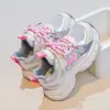 Zapatos Deportivos Infantiles 2026 Primavera y Otoño Nuevo Estilo Malla Transpirable Suela Suave Zapatos de Papá para Niños Zapatos Casuales para Niños Mayores