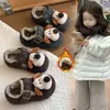 Lindas pantuflas de dibujos animados de cachorro estilo Birkenstock, novedad otoño/invierno 2026, estilo coreano para niñas, suela suave, forro de felpa y cálidos zapatos de algodón