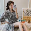 Bata de noche con flores para mujer, bata de baño de seda artificial, pijamas de seda helada de manga corta para verano, longitud media, sexy, lujo, ropa de casa