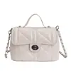 A bolsa pequena popular deste ano para mulheres, nova bolsa transversal de corrente versátil de verão 2026, bolsa quadrada pequena de mão requintada