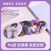 Insignia redonda de hojalata PU Yum personalizada de 58 mm pinza personalizada puede ser personalizada animación alrededor de cuero insignia personalizada