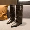 Botas de Cavaleiro com Rebites Estilo Coreano Moderno Menina Picante Retrô Femininas 2026 Botas Emagrecedoras de Temperamento Primavera/Outono Botas Empilhadas Botas para Perna de Calça