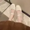 Sapatos Mary Jane de Couro Macio da Moda para Mulheres Outono 2025 Novos Sapatos Baixos com Salto Quadrado Estilo Francês com Saia Bico Quadrado Salto Médio Sapatos Pequenos de Couro