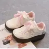 Tênis infantis de sola macia, nova coleção primavera/verão 2026, tênis de treino alemães estilosos e versáteis para meninas, com designs fofos de gato e peixe, e o moderno estilo "Forrest Gump"