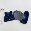 Conjunto de Tres Piezas Dianxi para Bebé Niño: Camisa a Cuadros con Solapa, Chaleco de Mezclilla con Bordado de Letras, Pantalones de Pierna Ancha para Bebé e Infantil de Otoño