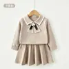 Conjunto de Vestido Suéter para Niña Lindo y Elegante Conjunto de Dos Piezas para Niños con Cuello de Color Contrastante y Diseño de Camelia Conjunto de Punto para Niña