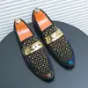 Sapatos Masculinos, Sapatos Casuais de Couro de Tamanho Grande para Venda Transfronteiriça, Sapatos de Couro Apontados Slip-On Rivet de Estilo Britânico Fashion, Sapatos Tendência de Couro Camurça