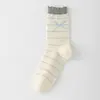 Meias de Outono e Inverno Femininas Bloqueio de Cores Azul-Cinza Meias de Cano Médio Meias Femininas Listradas Doces JK Japonesas Meias com Laço Babados para Mulheres