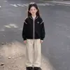 Conjunto de Dos Piezas para Niñas 2026 Primavera y Otoño Nuevo Sudadera de Béisbol con Cremallera Manga Larga Combinada con Pantalones Casuales de Color Sólido Moderno