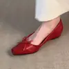 2026 Novos Sapatos Mary Jane Femininos da Moda Tendência com Salto Baixo Aumentador de Altura e Laço para o Trabalho, Sapatos Pequenos de Couro Versáteis