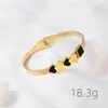 Pulseira de Aço Titânio Trevo de Quatro Folhas para Mulheres, Aço Inoxidável, Cor Dourada, Algarismos Romanos, Luxo Leve Europeu e Americano, Não Desbota, Atacado Fabricante Original