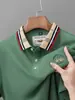 Camisa Polo masculina de manga curta estilo luxo com gola listrada em cor contrastante e bordado de pônei, adequada para o trajeto diário e para usar em ocasiões de negócios casuais.