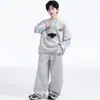 Conjunto Estilo Escolar para Meninos 2026 Primavera e Outono Conjunto de Duas Peças Infantil com Moletom e Calça Wide Leg para Crianças Maiores Conjunto Casual de Duas Peças Tendência