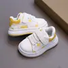 Zapatillas deportivas de suela blanda para niños y niñas para primavera y otoño, zapatillas blancas con cierre de velcro y superficie de malla transpirable para niños pequeños
