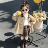 Ropa infantil transfronteriza, abrigo estilo coreano para niña, nueva colección otoño 2026, cuello de cuadros, gabardina estilo exportación, envío directo disponible