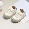Sapatos de couro com velcro estilo coreano para crianças 2026 novo modelo primavera e outono sapatos para bebês para meninos e meninas sapatos casuais antiderrapantes