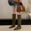Primer Encuentro Ji Botas Largas Arrugadas Retro para Mujer 2026 Nuevo Estilo Punta Fina Botas Altas Melanoides Aumento Oculto de Altura Marrón