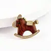 Broche Cavalo de Balanço Novo Retro com Textura de Madeira e Diamantes, Primavera 2026, Pinos de Design Exclusivo de Nicho, Acessório de Moda Feminina