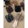Mocasines grises, lindos y peculiares para mujer, diseñados para figuras petite, con suelas gruesas, forro de felpa y un aumento de altura interior de 5 cm, que se asemejan a pantuflas estilo Birkenstock.