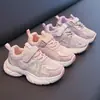 Tênis casuais para meninas, nova coleção outono 2026, sola macia, antiderrapante, com tiras de velcro, adornos de strass da moda, design doce e versátil, respirável