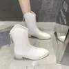 2026 Invierno Nueva Llegada Punta Puntiaguda Tacón Grueso Antideslizante Resistente al Desgaste Color Sólido Impermeable Cremallera Trasera Moda Botines Cortos para Mujer