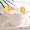 Pulseira de Pena Esmaltada Vintage Transfronteiriça com Abertura Ajustável, Design Moderno, Toque de Luxo Leve e Alto Padrão, Joias Femininas