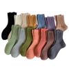2023 otoño nuevos calcetines de mujer al por mayor color sólido dopamina media pantorrilla calcetines de algodón sueltos sentido moda calcetines de moda para mujer