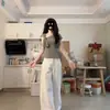 Camiseta corta de nuevo diseño 2026 para mujer, estilo nicho, sin hombros, manga corta, top corto único y chic de verano con giro en un hombro