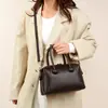 Bolso de Mano para Mujer 2026 Nuevo Bolso Boston Simple para Madre de Mediana Edad Bolso de Gran Capacidad de Cuero Suave Bandolera