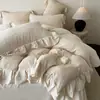 Juego de Ropa de Cama de Gasa de Doble Capa de Algodón y Lino de Alta Gama de Clase A, Juego de Cuatro Piezas, Funda de Edredón de Encaje de Flor de Algodón Puro, Sábana Bajera, Estilo Falda de Cama de 1.8, Artículos