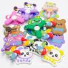Muestra en Stock para Niños Lindo y Adorable Dragón de Leche Etiqueta de Plástico Sello de Goma Blanda Molinillo de Viento Giratorio Divertidos Accesorios para Ropa