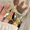 Sand Gold Joyería Tienda de Oro Mismo Estilo Láser Pulsera de Trébol de Cuatro Hojas Lujo Ligero Gama Alta Nicho Exquisita Joyería de Mano Pulsera Al por Mayor