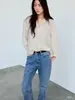 Blusa listrada moderna com decote V e babados, mangas bufantes e um design simples, casual e elegante, perfeita para o trabalho ou para o dia a dia.