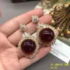 Pendientes de botón usados vintage de latón dorado brillante con incrustaciones de circonita, pendientes de diseño hueco de cristal rojo y verde, estilo versátil