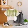 Ropa Nueva para Niños Estilo Ropa de Trabajo para Niños Pequeños, Lista para el Verano, Conjunto de Dos Piezas de Manga Corta con Letras Degradadas, Venta al por Menor de una Pieza