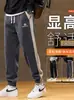 Calça de moletom esportiva masculina da moda para primavera, versátil, de corte solto, novas calças jogger de corte justo com cores contrastantes, calças casuais