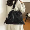 Popular bolsa de mujer de gran capacidad, bolso de hombro más vendido, bolso de mano moderno con tachuelas vintage, bolso tote casual versátil
