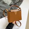 Nova Bolsa Decorativa Simples em V 2025 Ins Moda e Estilosa Transversal de Ombro Tendência Balde Bolsa Pequena Feminina