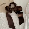 Goma para el Cabello con Lazo Rojo Vino, Sujetador de Cola de Caballo Dulce y Femenino, Alto Valor Estético, Versátil Goma para Moño