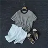 Camiseta masculina de tricô com blocos de cor, tecida, de manga curta, luxuosa e estilosa, solta e versátil para o verão, com gola redonda na cor tendência damasco
