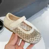 Zapatos Infantiles QQO 2025 Verano Nuevos Zapatos de Cuero Infantiles Zapatos de Princesa Huecos con Pedrería Brillante Suela Suave Zapatos de Boca Baja para Niñas