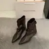 Botas de Cano Curto Apontadas de Salto Baixo Estilo Coreano Femininas Outono 2026 Fivela Marca Pequena Botas para Calça Salto Bloco Versáteis de Puxar Botas de Cano Curto Tendência