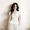 Camiseta Blanca de Manga Corta con Cuello Medio Abierto Estilo Coreano para Mujer, Verano 2026, Moda de Alta Gama, Top Único y Deslumbrante