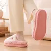 26 Pantuflas de algodón de nuevo estilo, pantuflas cálidas de invierno para mujer, antideslizantes, de suela gruesa, zapatos de algodón con forro de felpa para otoño e invierno, venta al por mayor de invierno para hombre