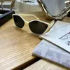 Nuevas Gafas de Sol Triangulares Estilo Ojo de Gato Retro Americano 2025 para Mujer Tendencia Calle Moda Gafas que Hacen el Rostro Más Pequeño