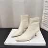 Botines negros de tacón alto para mujer, colección otoño/invierno 2026, con cuero suave, tacón bajo, punta fina y un diseño de tacón delgado estilo francés.
