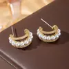 Elegantes brincos de pérola em forma de C dourados estilo francês com design de camada dupla e detalhes em diamante, criando um visual vintage e sofisticado