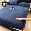 Falda de Cama Acolchada de Vellón de Leche Clase A Pieza Única Cubrecama Invierno Espesado Coral Franela Protector de Colchón Juego de Tres Piezas
