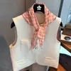 Bufanda Triangular Elegante a Cuadros Estilo Chanel de Alta Gama, Bufanda Cómoda para el Cuello Cuadros Pequeños Decorativa, Chal de Seda con Protección Solar